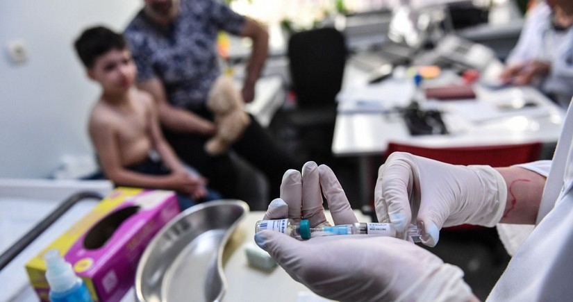 Nazirlik 10 yaşa qədər uşaqların qızılcaya qarşı vaksinasiyası ilə bağlı valideynlərə çağırış edib