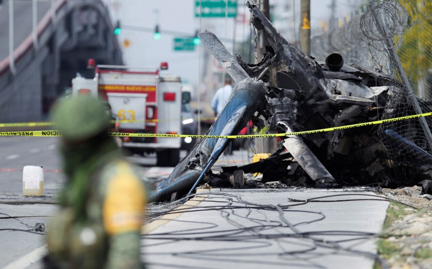 В Мексике вертолет упал на шоссе, пилот погиб