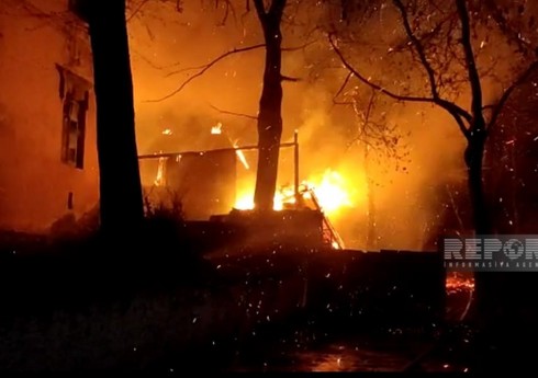 В Шеки возник пожар в старом здании детской больницы
