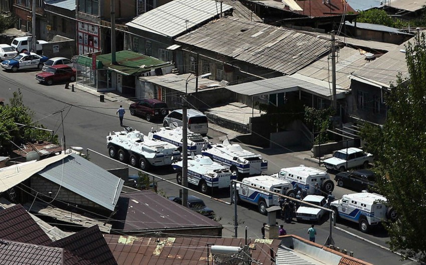 ​Вооруженная группа в Ереване сожгла полицейский автобус