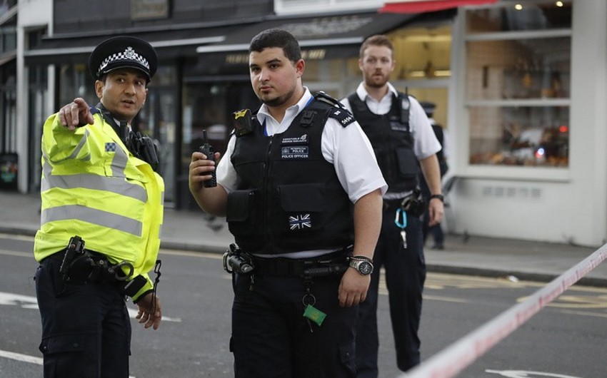Вооруженный человек захватил заложников в торговом центре к востоку Лондона