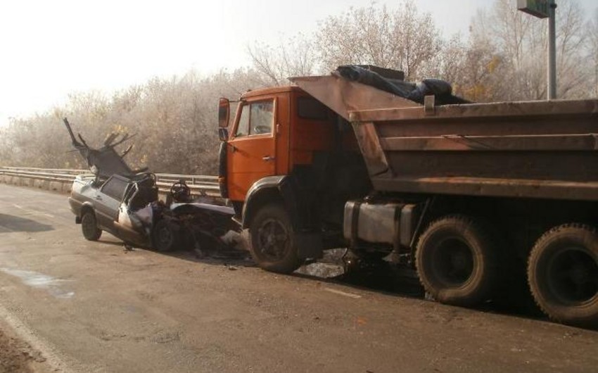 В Хачмазе 2 человека погибли при столкновении грузовика с легковым автомобилем