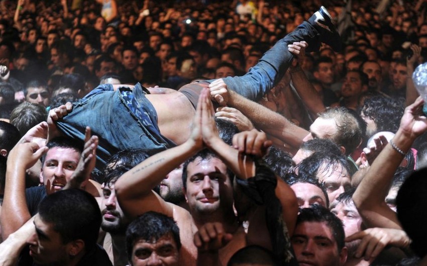 Argentina rock concert leaves 2 dead in massive crush