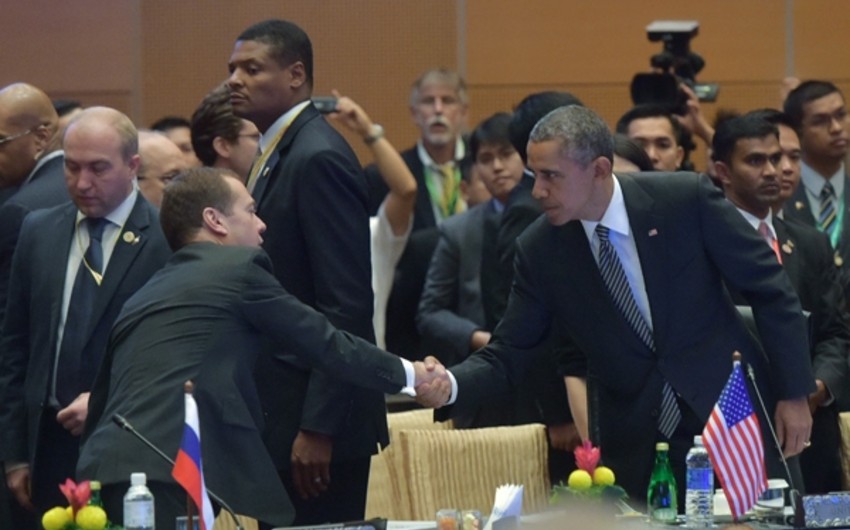 ​Дмитрий Медведев и Барак Обама пожали друг другу руки