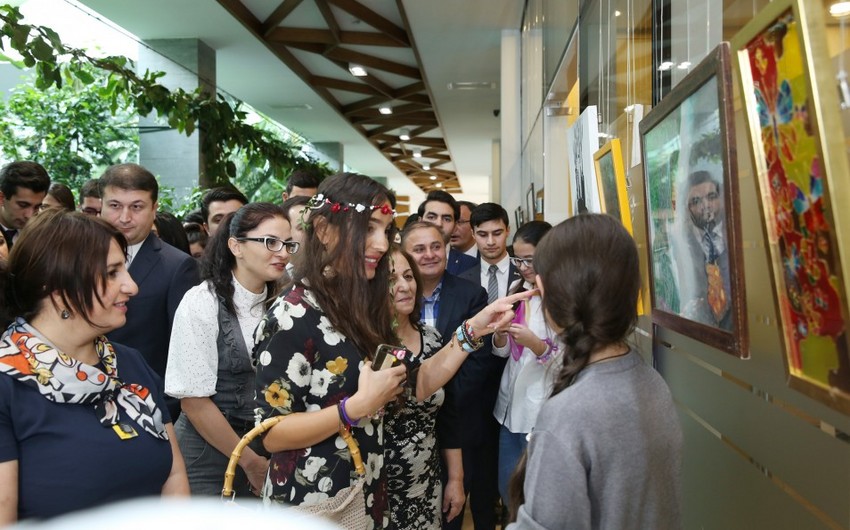 Состоялось открытие выставки на тему Экологические проблемы и пути их решения глазами молодежи
