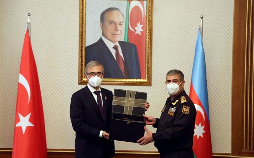 Министр обороны Азербайджана встретился с делегацией, представляющей ВПК Турции