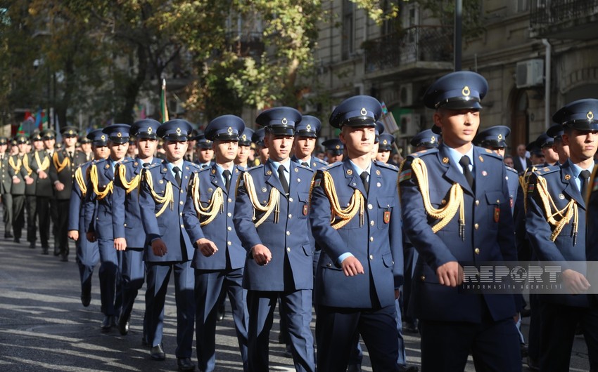 В Баку в связи с Днем Победы прошло шествие военнослужащих