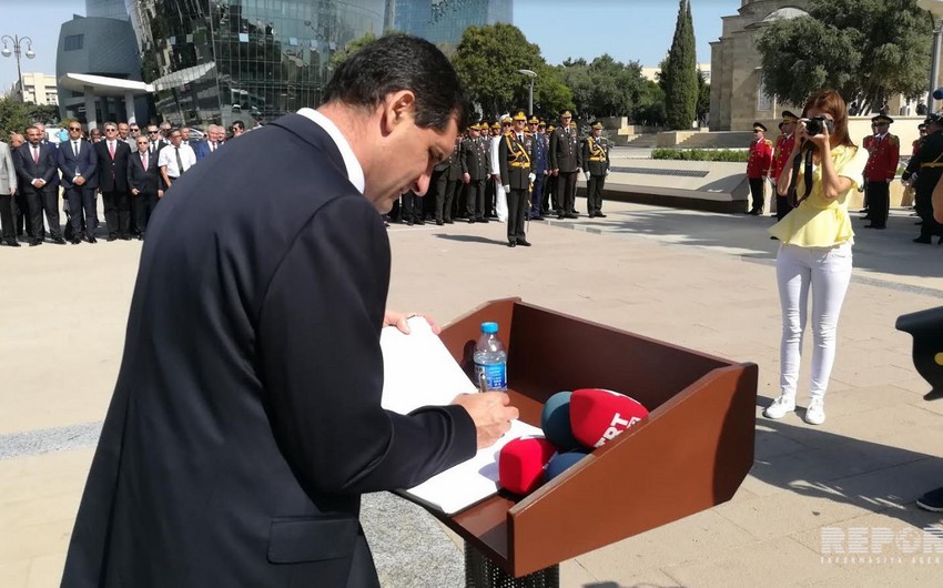 Turkish ambassador and embassy staff visit monument to Turkish soldiers-martyrs in Baku
