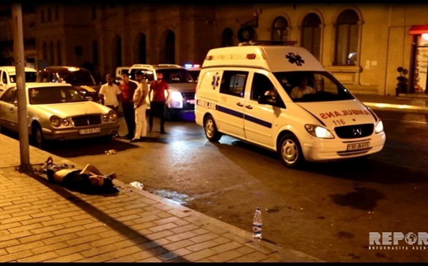 В центре Баку молодой парень скончался, находясь в нетрезвом состоянии - ФОТО