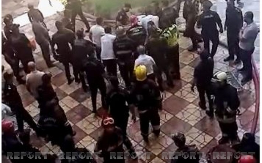 При пожаре в Баку пострадали полицейские и военнослужащий МЧС