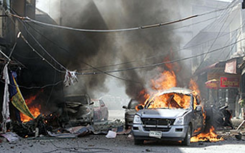 Car blast kills 5 securitymen in Pakistan