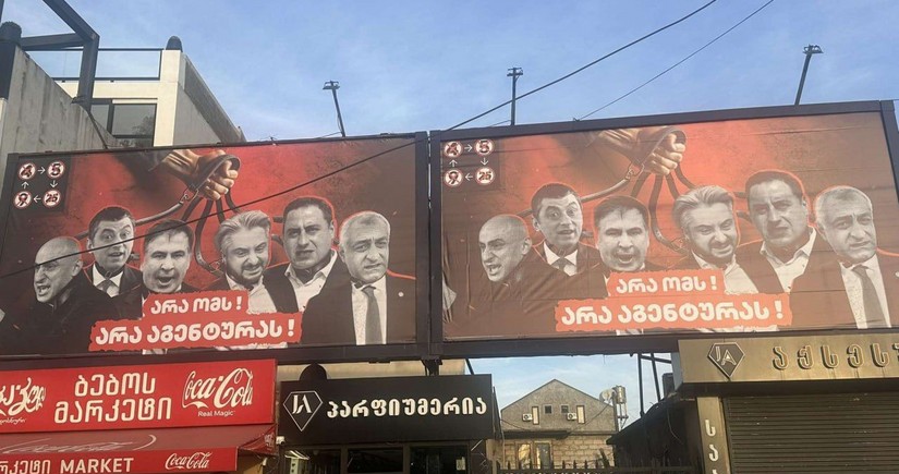 “Müharibəyə yox! Agenturaya yox” - Tbilisi küçələrində hakim partiyanın yeni təbliğat plakatları yapışdırılıb