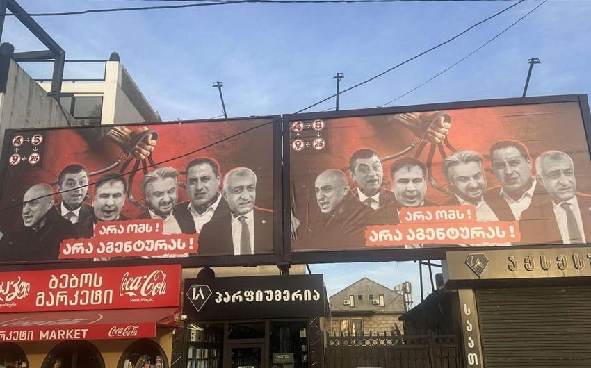 “Müharibəyə yox! Agenturaya yox” - Tbilisi küçələrində hakim partiyanın yeni təbliğat plakatları yapışdırılıb