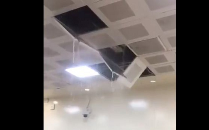 Ər-Riyadda şiddətli yağış aeroportun tavanını uçurub - VİDEO