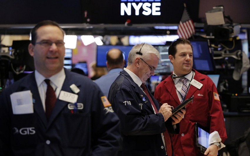 Индексы на бирже в Нью-Йорке понизились