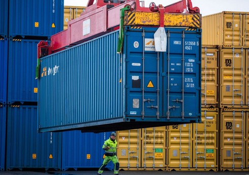 Азербайджан начал поставку контейнеров в Катар