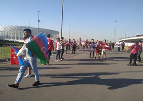 На Бакинском олимпийском стадионе болельщикам раздают флаги Азербайджана и Турции