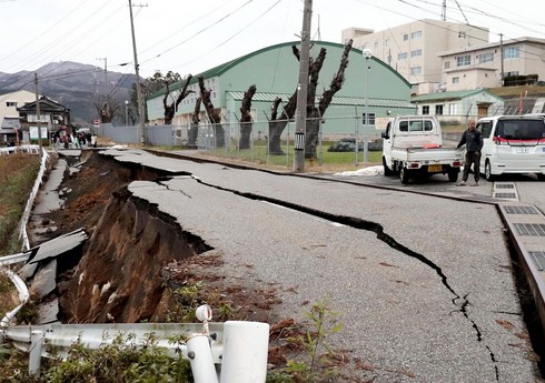 Число жертв землетрясений в Японии достигло 100