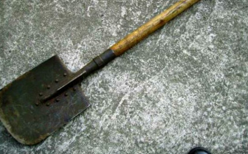 Житель Баку избил соседа лопатой до потери сознания