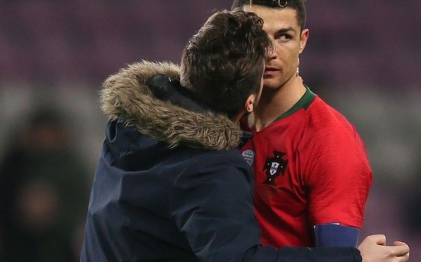 Болельщик поцеловал Роналду прямо во время матча между сборными Голландии и Португалии