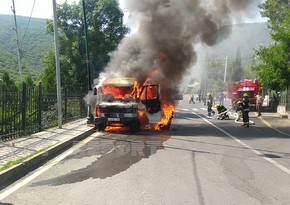 В Огузе сгорел пассажирский микроавтобус