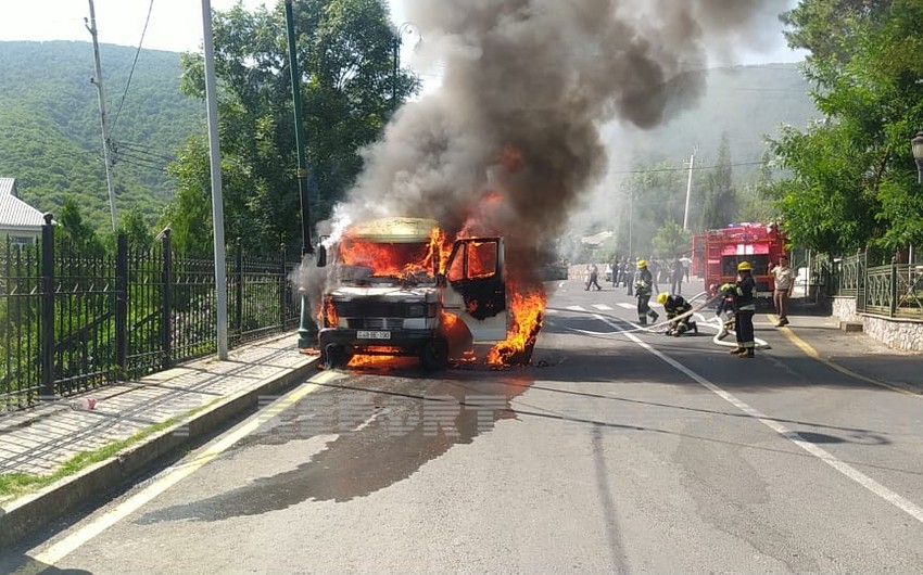 В Огузе сгорел пассажирский микроавтобус