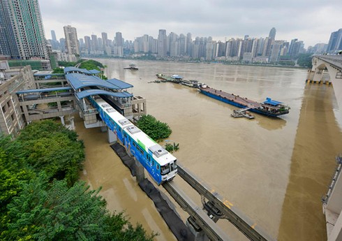 Китайский мегаполис затопило крупнейшее за последние 80 лет наводнение