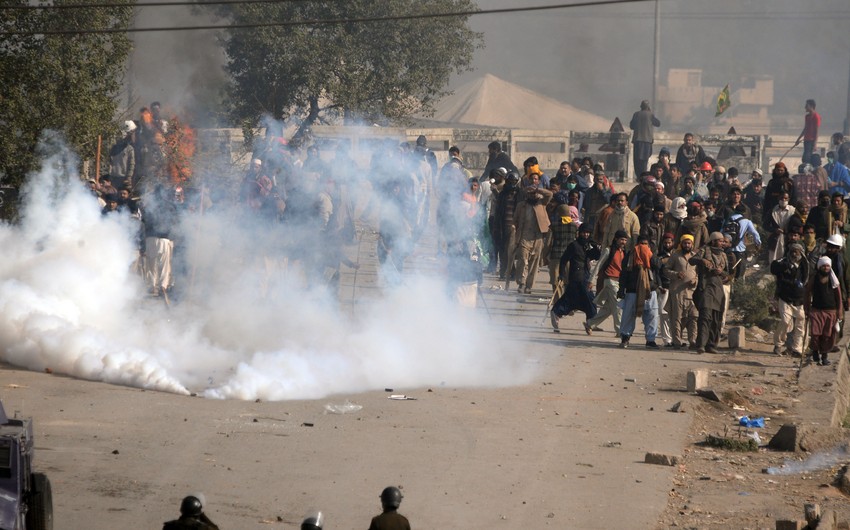 İslamabadda polislə aksiyaçılar arasında toqquşma olub, 4 ölü, 250 yaralı