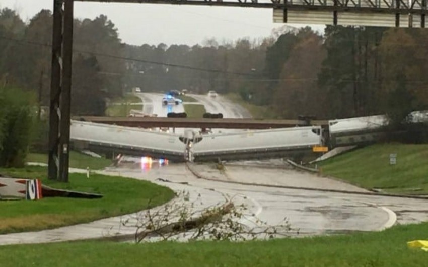 ​В США ураганный ветер сбросил поезд на автомагистраль
