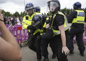 Britaniyada polislə toqquşma zamanı yüz nəfər saxlanılıb