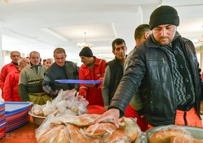İşçi heyəti yemək növbəsində İşçi heyəti yemək növbəsində