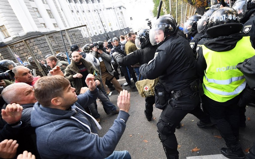 При столкновениях с протестующими в Одессе пострадали более 20 полицейских