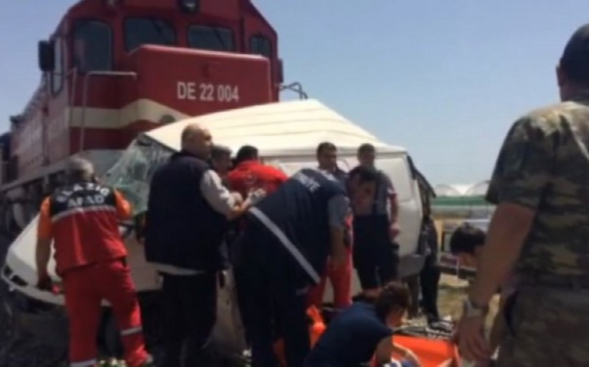 В Турции столкнулись поезд и микроавтобус, погибли как минимум 8 человек