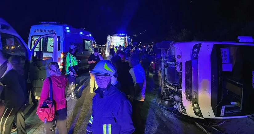 В Турции перевернулся школьный автобус, пострадали 25 человек