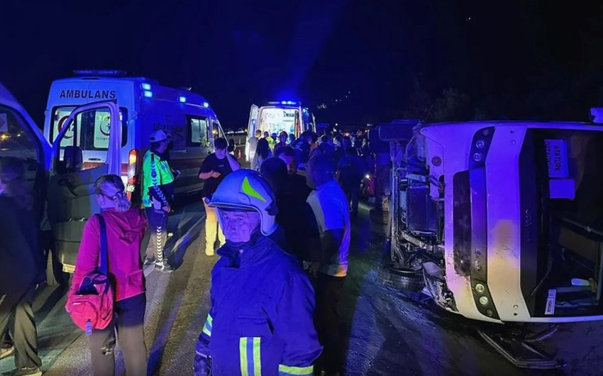 В Турции перевернулся школьный автобус, пострадали 25 человек