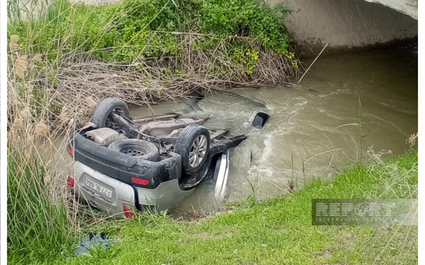 В Гёйчае автомобиль упал в водоканал