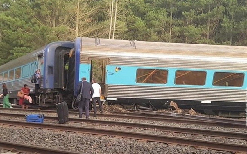 Australia: Sydney to Melbourne XPT train derails  - PHOTO