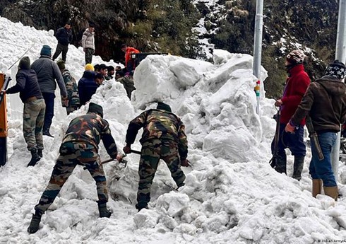 В Индии после схода лавины под снегом могут находиться от 20 до 30 человек