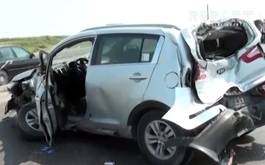 В Азербайджане автомобиль врезался в грузовик и пассажирский автобус, трое получили ранения