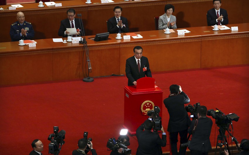 Парламент Китая переизбрал на второй срок премьера Госсовета Ли Кэцяна