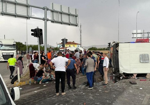 В Турции микроавтобус столкнулся с грузовиком, есть раненые