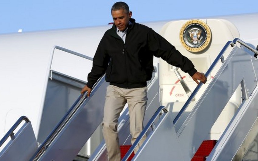 ​Барак Обама едва не упал с трапа самолета