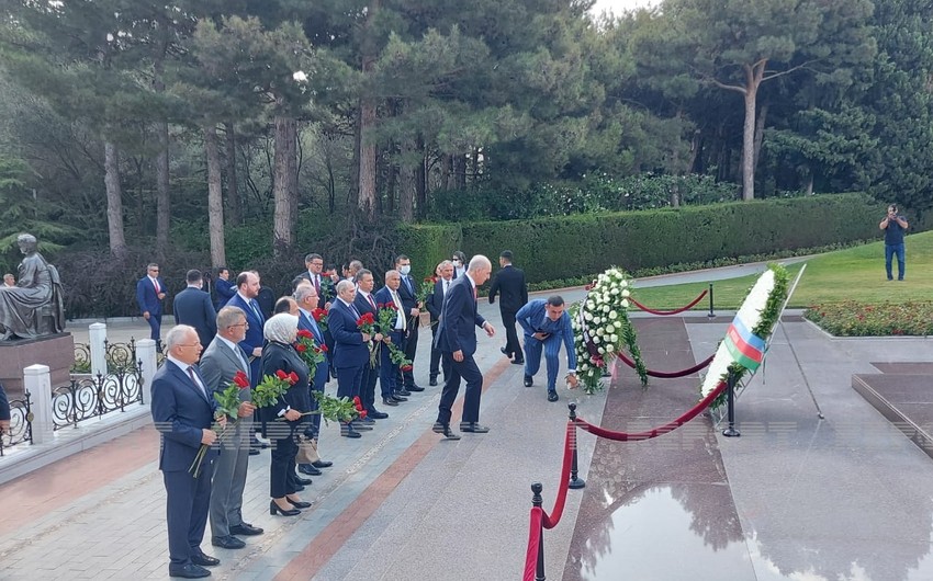 Делегация правящей партии Турции посетила Аллею почетного захоронения