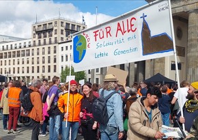В  Берлине экоактивисты заблокировали автодвижение нескольких улиц 