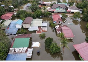 Floods displace 122,000 people in Malaysia