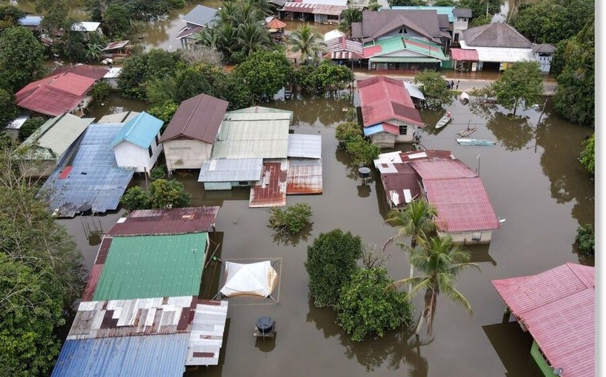 Floods displace 122,000 people in Malaysia