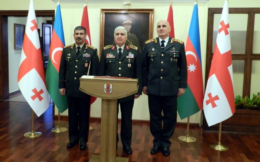 ​В Анкаре состоялась встреча руководителей ВС Азербайджана, Турции и Грузии