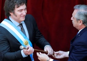 СМИ: На жезле нового президента Аргентины изображены его пять мастифов