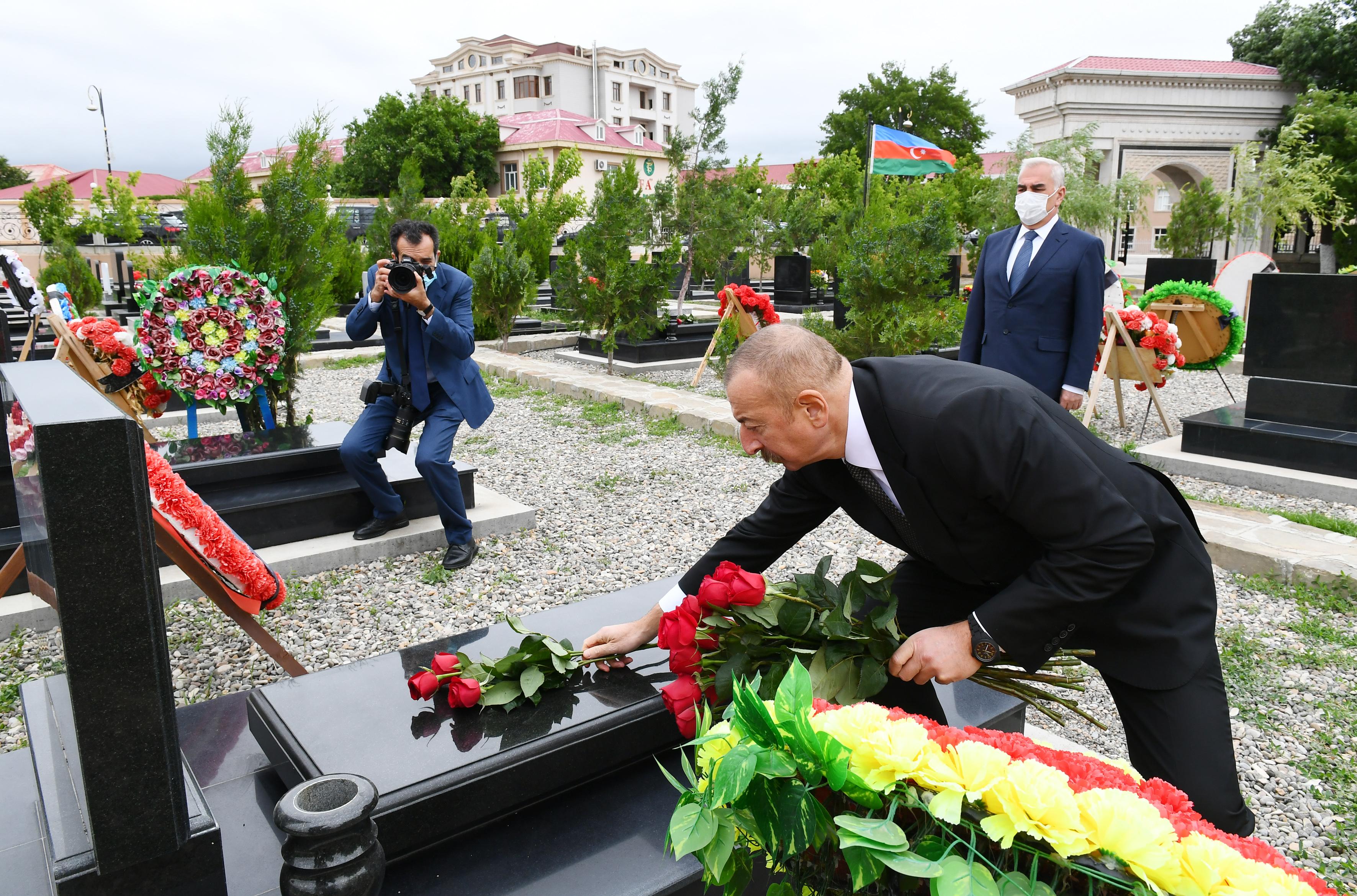 Могила утонувшей. Рахат Алиев могила. Кладбище дедушка.