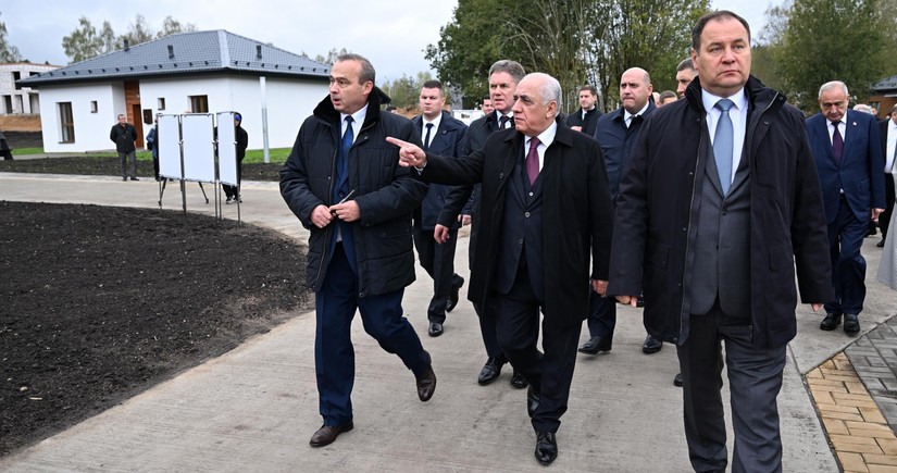 Azerbaijani PM visits low-rise residential area in Belarus